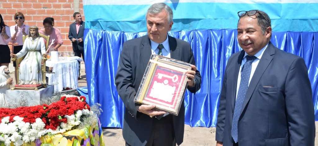 El Gobernador recibió las llaves de La Esperanza y una placa que lo distingue como ciudadano ilustre