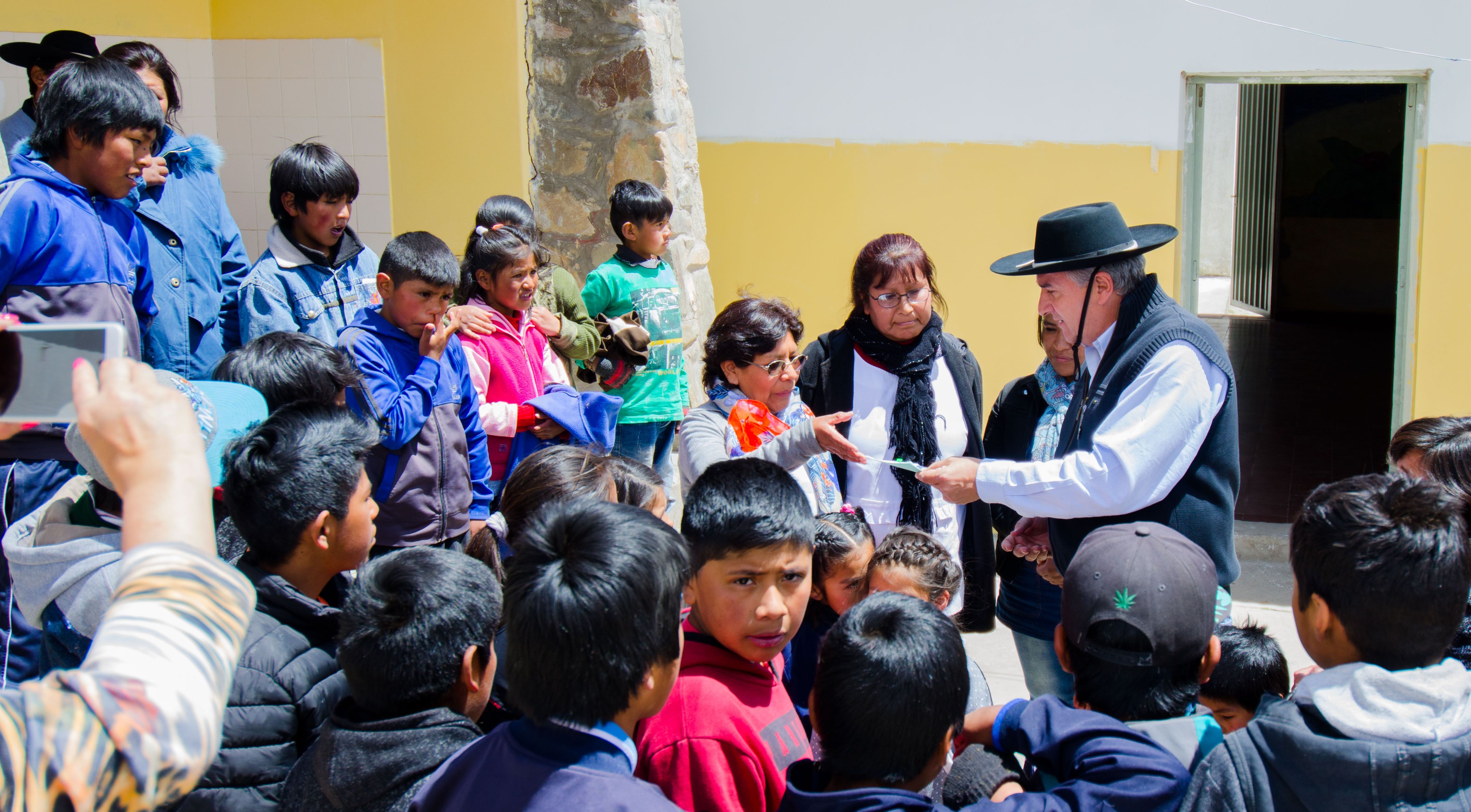 Gerardo Morales visito la escuela de El Condor