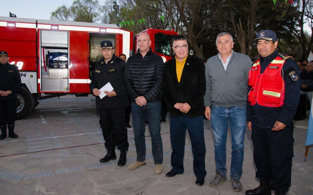 Gerardo Morales junto al ministro Ekel Meyer entregaron una nueva unidad de Autobomba al cuerpo de bomberos de La Quiaca