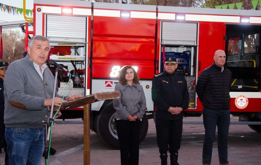 Gerardo Morales junto al ministro Ekel Meyer entregaron una nueva unidad de Autobomba al cuerpo de bomberos de La Quiaca