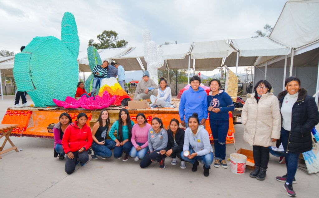 Profesora y alumnos de la Escuela Normal doctor Eduardo Casanova de Tilcara