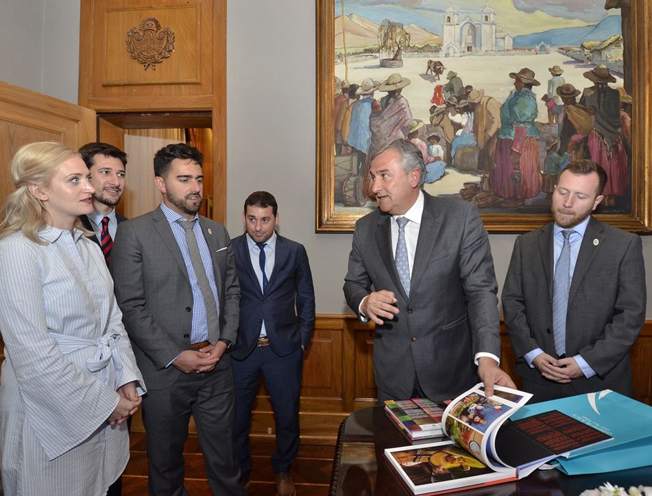 Gobernador Morales muestra el contenido de los presentes entregados a la delegación de legisladores norteamericanos.
