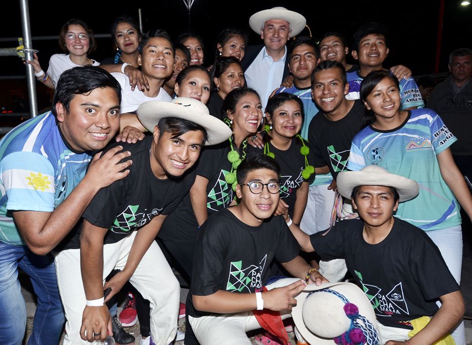 Gobernador Morales junto a chicos de distintas partes de la provincia que resultaron ganadores del Pachamama Joven. 