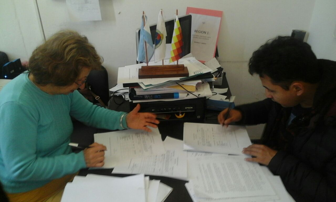 Los integrantes del Jurado María Matilde Almada y Gabriel Alejandro Huertas, durante la evaluación.