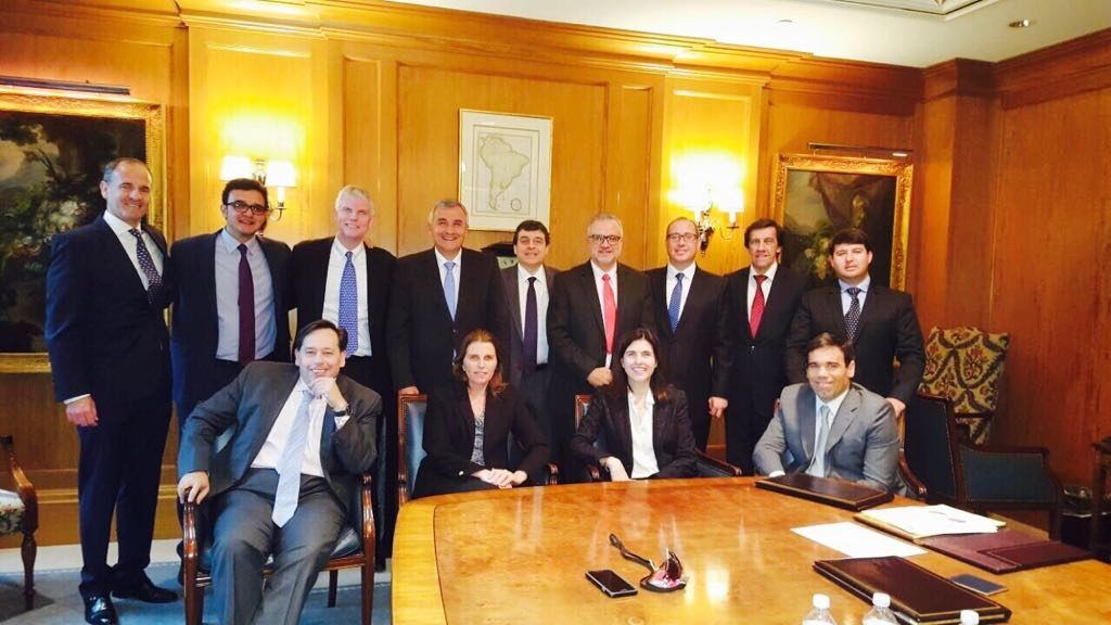 En la Bolsa de Nueva York: Gobernador Morales, junto al ministro de Hacienda y el titular del Banco de Desarrollo, con representantes de los bancos Santander y BCP, y la Calificadora BCP SECURITIES