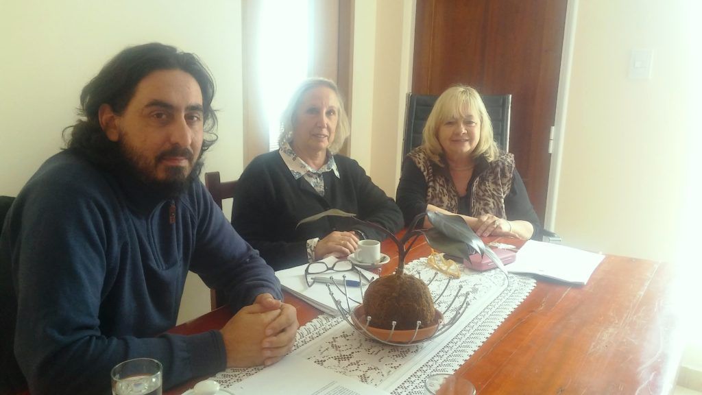 Graciela Cardarelli y Edgardo Consoli, coordinadores del Estudio de Efectos IACE, junto a la secretaria de Gestión Educativa, Aurora Brajcich.