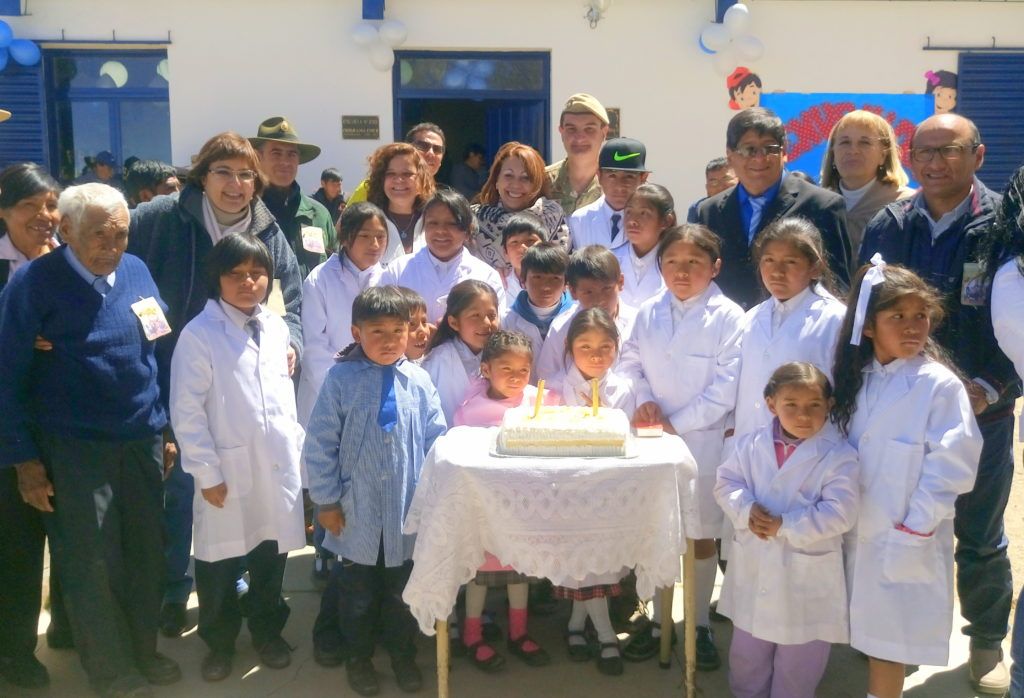 La torta de los cien años de la escuela de Lagunillas de Pozuelos y el festejo de la comunidad educativa y autoridades. 