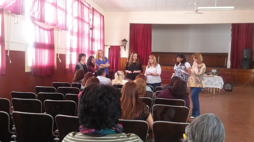 Formadoras de GEMA realizan presentación ante supervisores.
