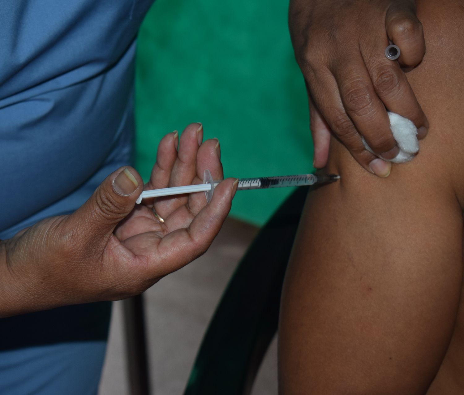 Como complemento se aplica la vacuna contra la hepatitis B