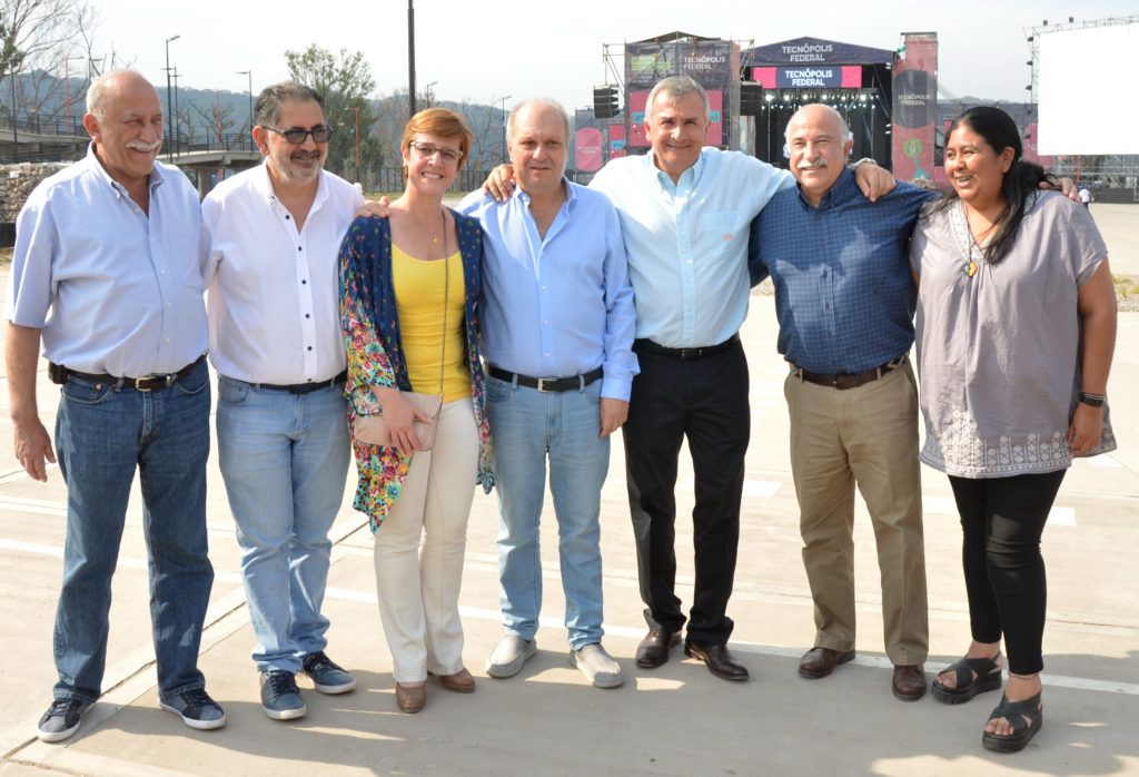 Funcionarios y legisladores, miembros de un equipo de trabajo.