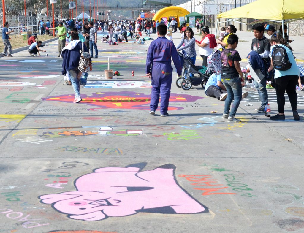 Trazos artísticos estudiantiles, en el escenario de los desfiles de carrozas.