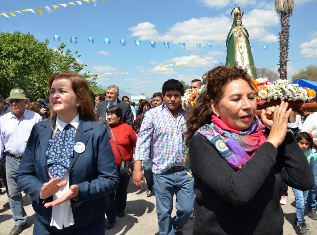 Gobernador Morales en la procesión que se hizo por calles de Aguas Calientes.
