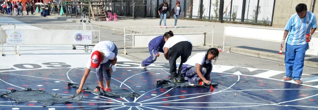 Jóvenes concentran esfuerzos en la Ciudad Cultural para dar vida al logo que identifica a la Fiesta Nacional de los Estudiantes.