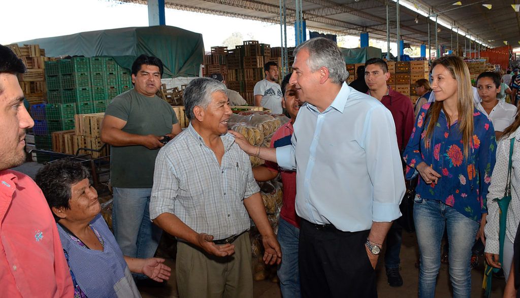 El Gobernador Gerardo Morales recorriendo la feria mayorista de Perico