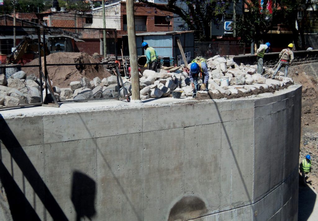 El trabajo de muro pantalla, su hormigonado y relleno, fueron parte de la priemra y segunda etapa de la obra, sobre el río. Actualmente, se trabaja en veredas y muro sobre Irigoyen.