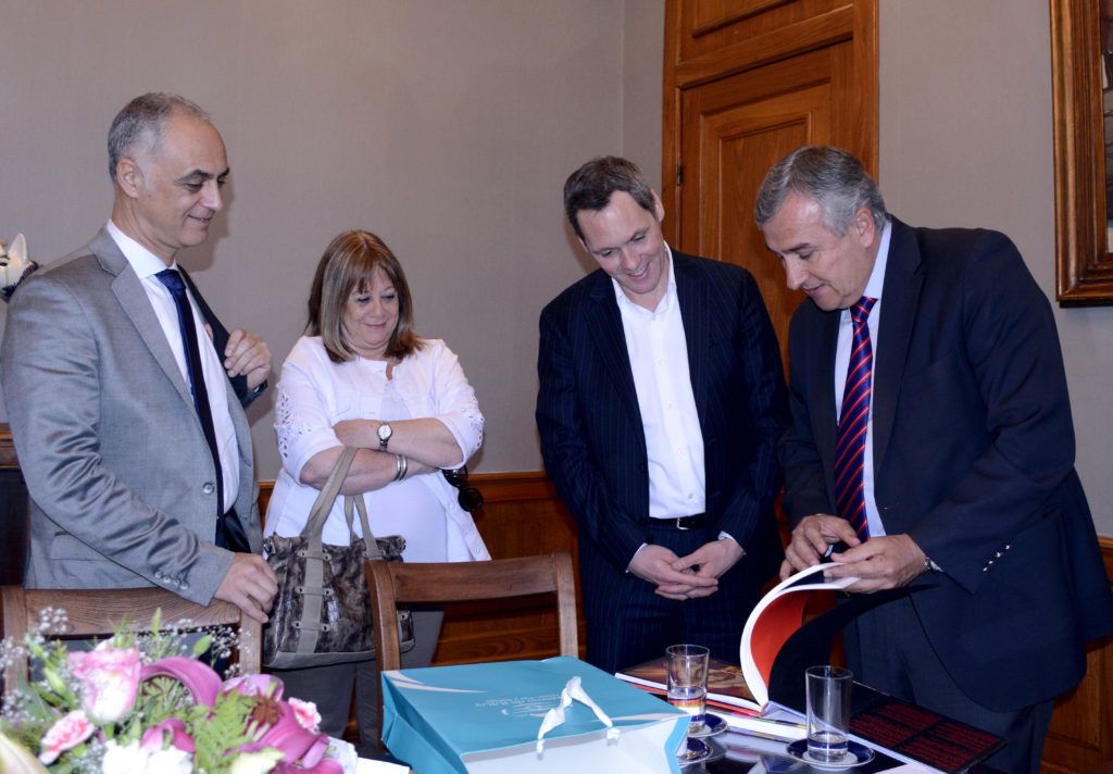 Gobernador Morales entrega un presente al representante de UNICEF de visita en Jujuy.