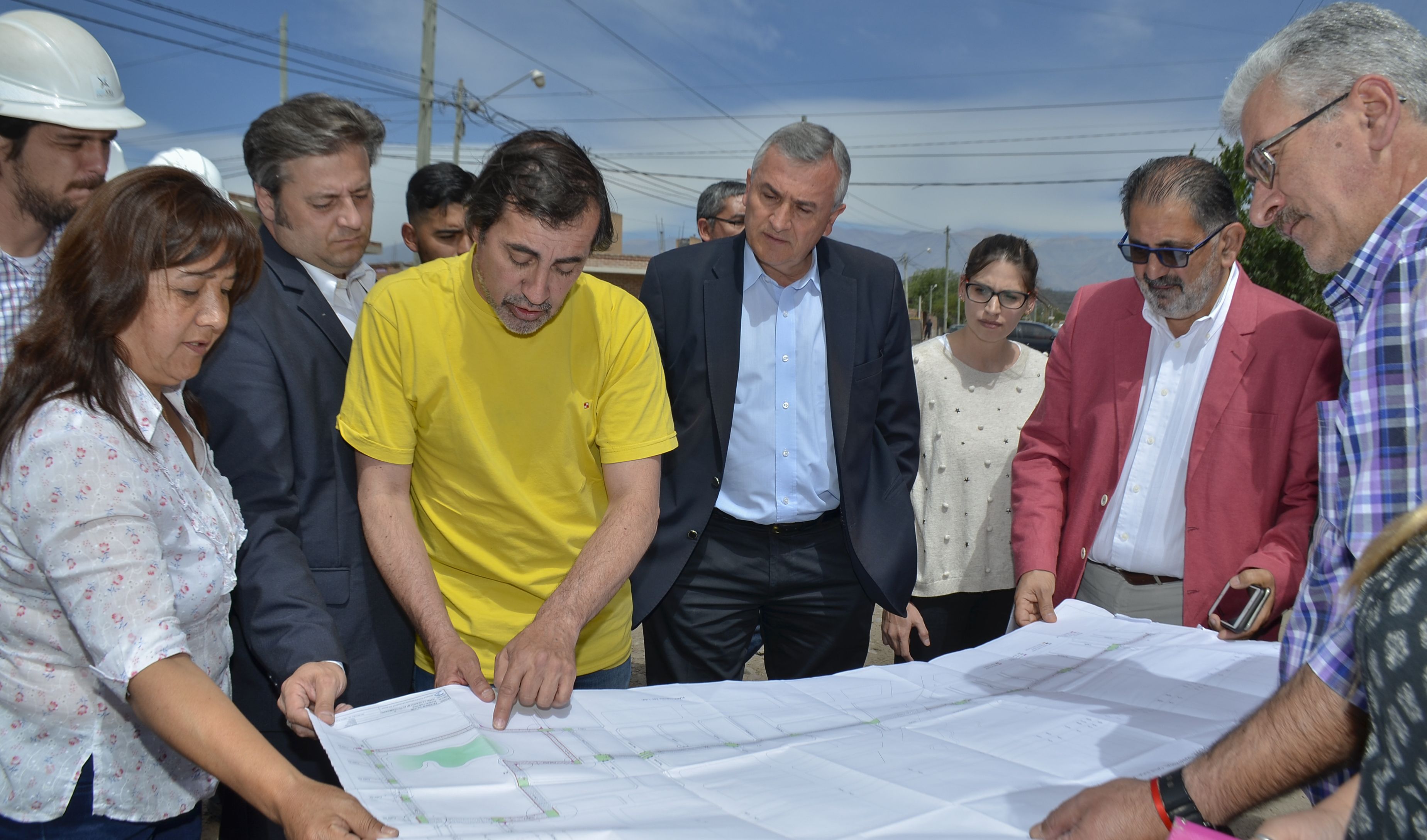 El Gobernador Gerardo Morales recorrido obra de pavimentación barrio Tupak Amaru