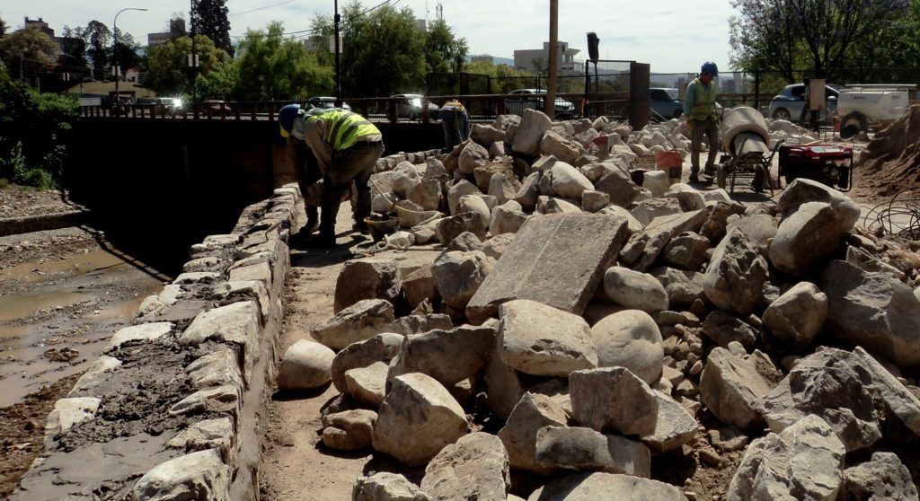 El muro perimetral del río y las veredas que lo relacionan a la avenida Irigoyen.