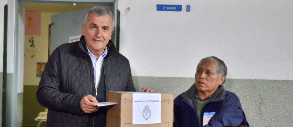 El gobernador Gerardo Morales emite su voto en la escuela "Regimiento de Montaña" del barrio Chijra.