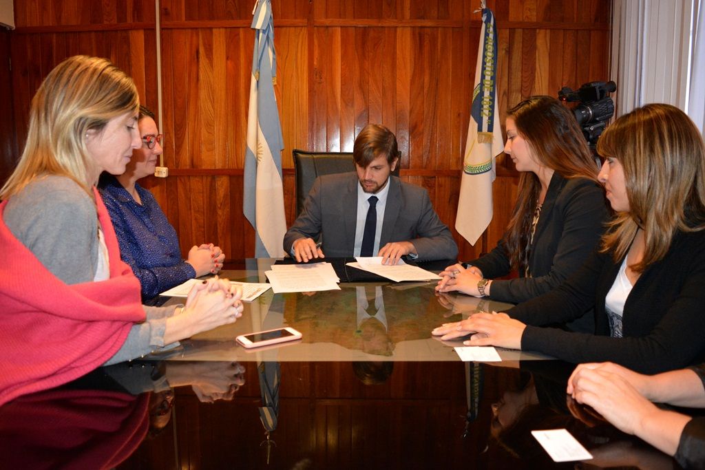 Director Lello Ivacevich rubricó acuerdo con empresas telefónicas