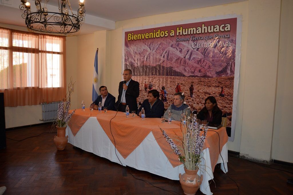 El ministro Abud Robles, junto a funcionarios , encabezaron el acto de presentación de Agroemprende. 