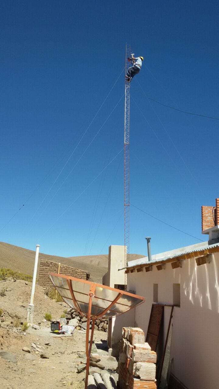 Técnicos en Comunicaciones poniendo en funcionamiento la radio local