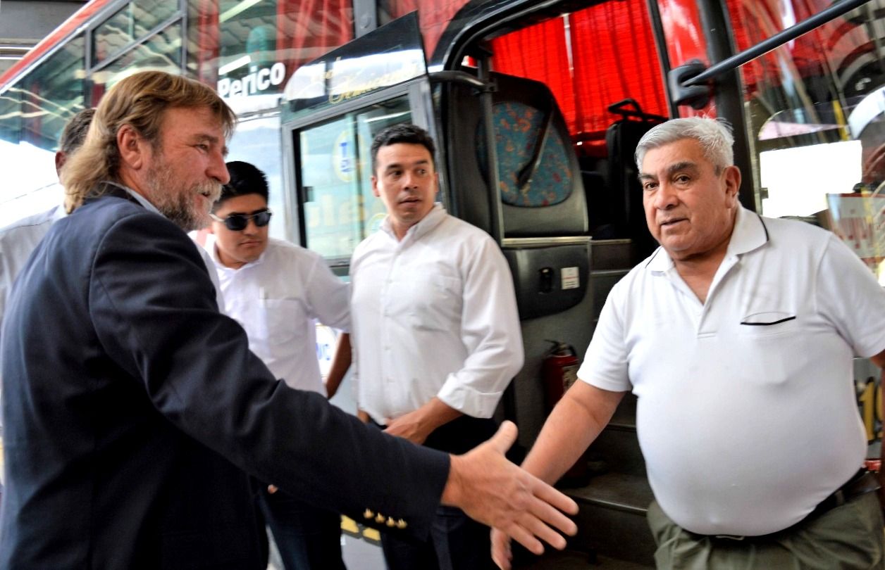 El ministro Rizzotti y más autoridades provinciales compartieron el lanzamiento del servicio con choferes que tendrán a cargo el manejo de las unidades.