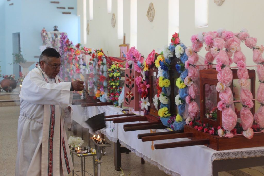 Momento del oficio religioso en honor a la Virgen de Fátima.