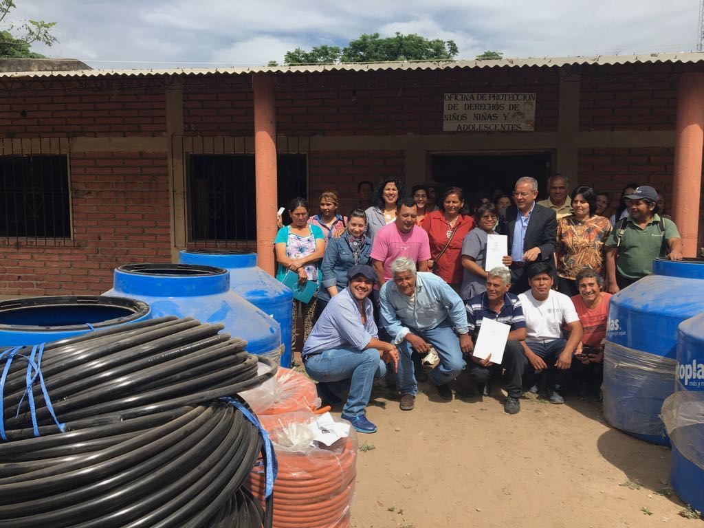 Ministro Abud entrega recursos para la actividad porcina en Vinalito