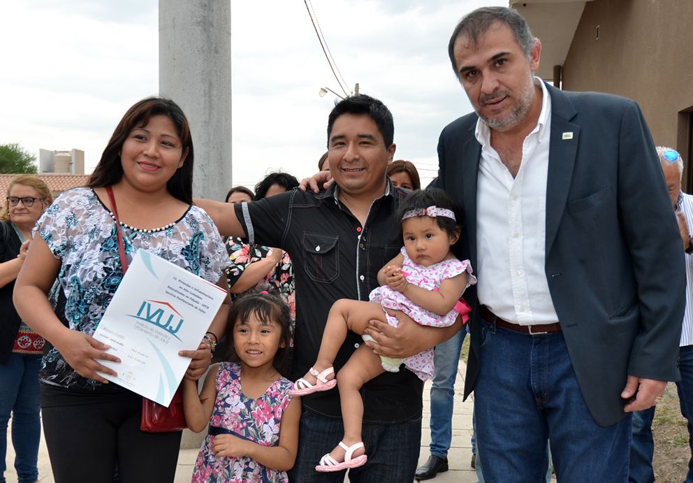 El IVUJ entregó 34 viviendas en Palpalá.