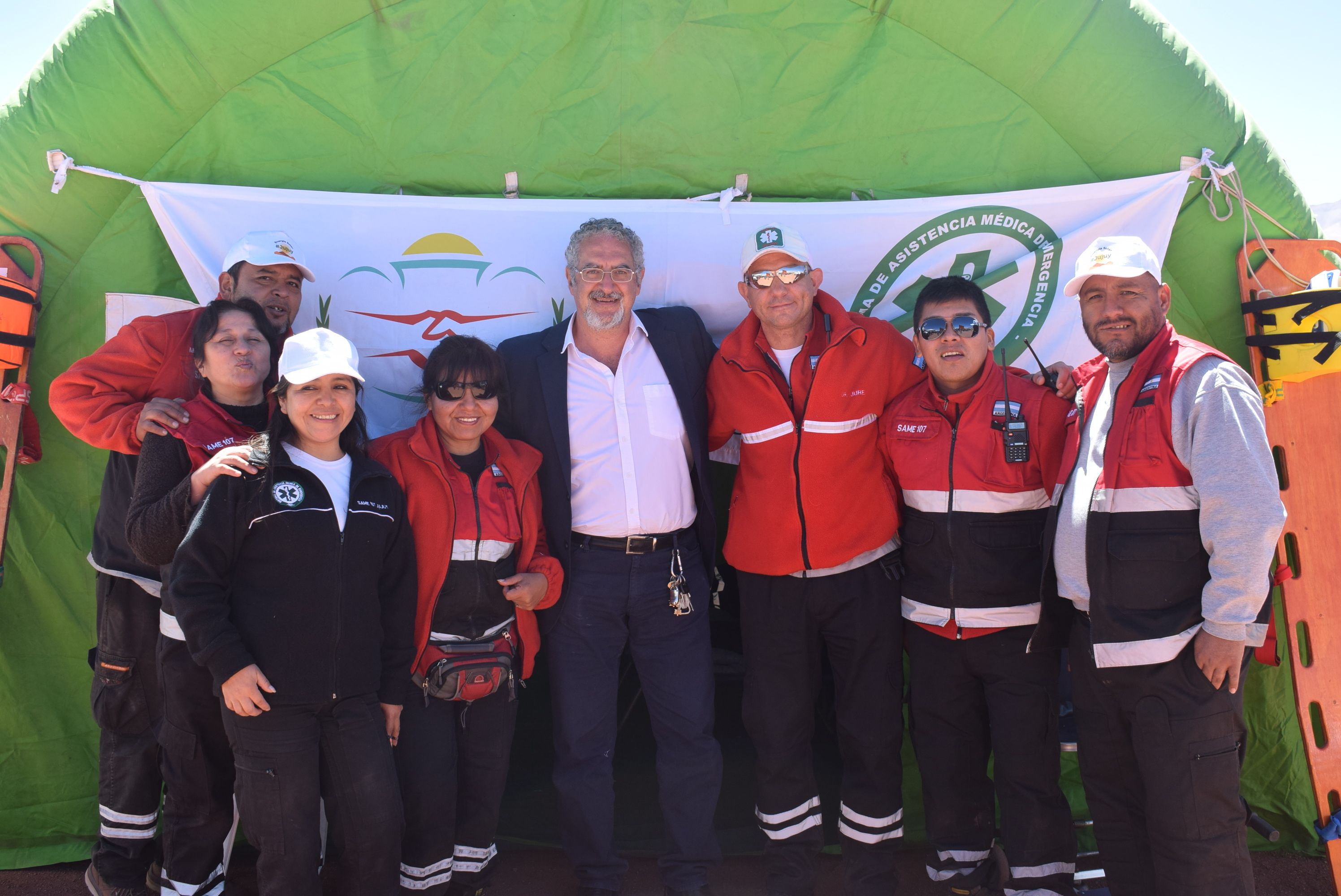 El Ministro de Salud, Doctor Gustavo Bouhid con el equipo del SAME en Susques