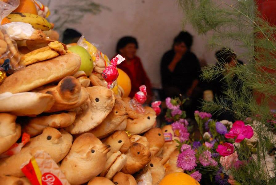 Ofrendas de pan en la conmemoración de Día de las Almas