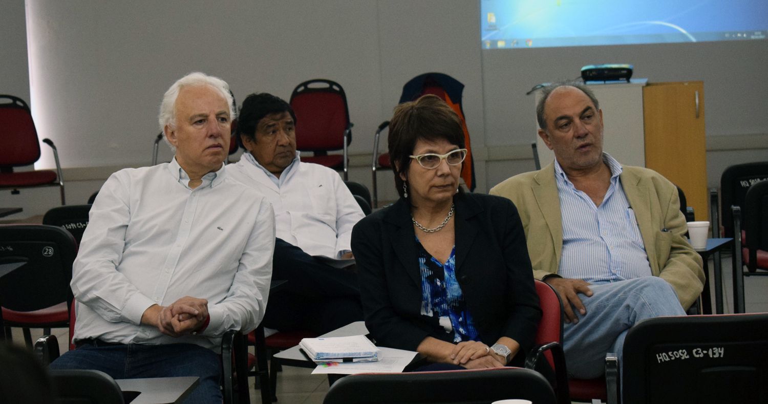 El doctor Raúl Mercer junto a la psicóloga Carlota Ramírez dictaron la capacitación