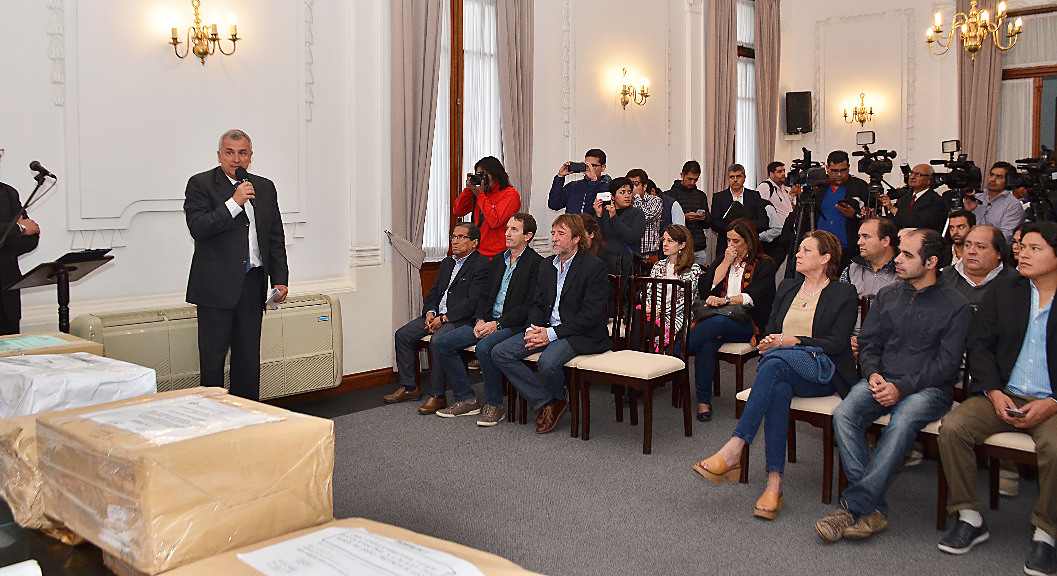 El Gobernador Gerardo Morales, apertura de sobres.