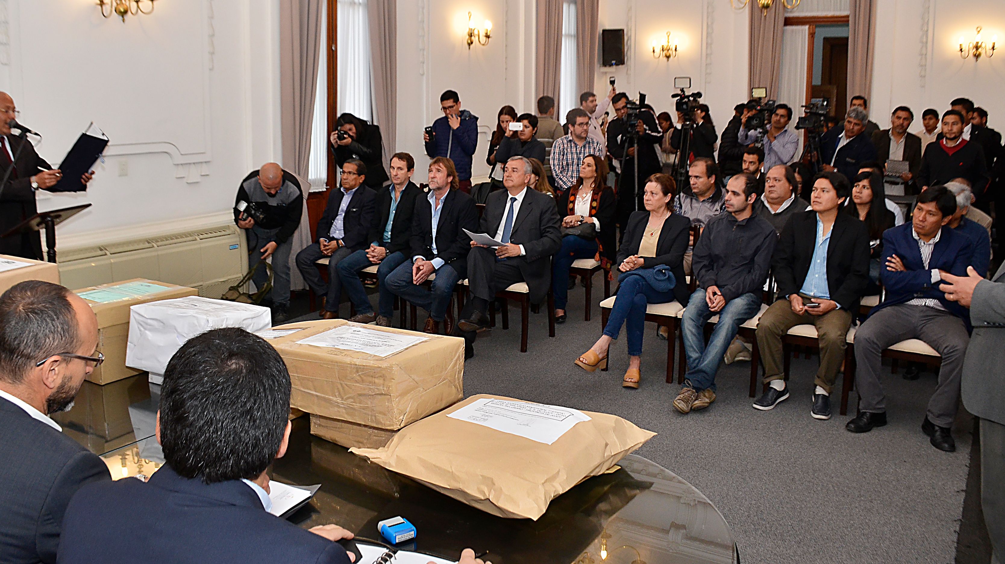 El Gobernador Gerardo Morales, apertura de sobres.