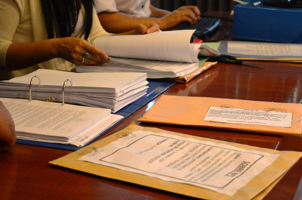 la apertura de sobres de ofertas es el paso previo a la adjudicación e incio de obra.