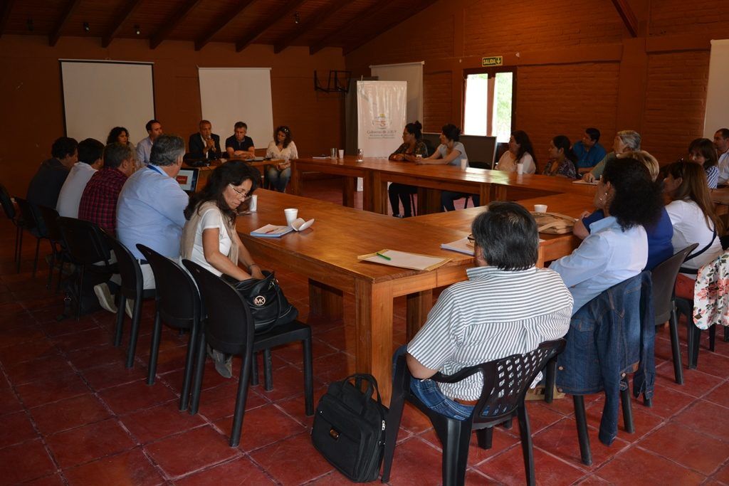 Entidades públicas y privadas analizaron la plaga de la langosta