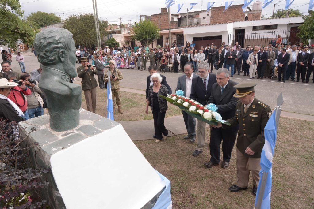Entrega floral a la imagen de José María Fascio