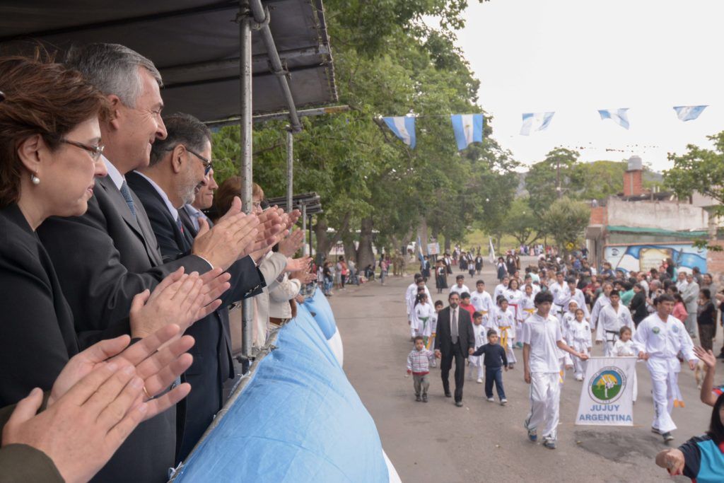 Desfile cívico, militar y gaucho