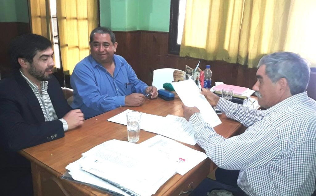 El subsecretario de Ordenamiento Territorial, Eduardo Cazón, y el director de Regularización Dominial, en la firma del convenio con el intendente de Yuto, Rubén Valdiviezo.
