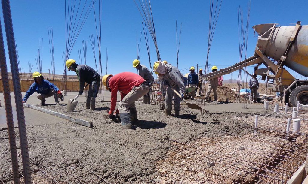 Operarios trabajan para concretar el plan de viviendas en La Quiaca.