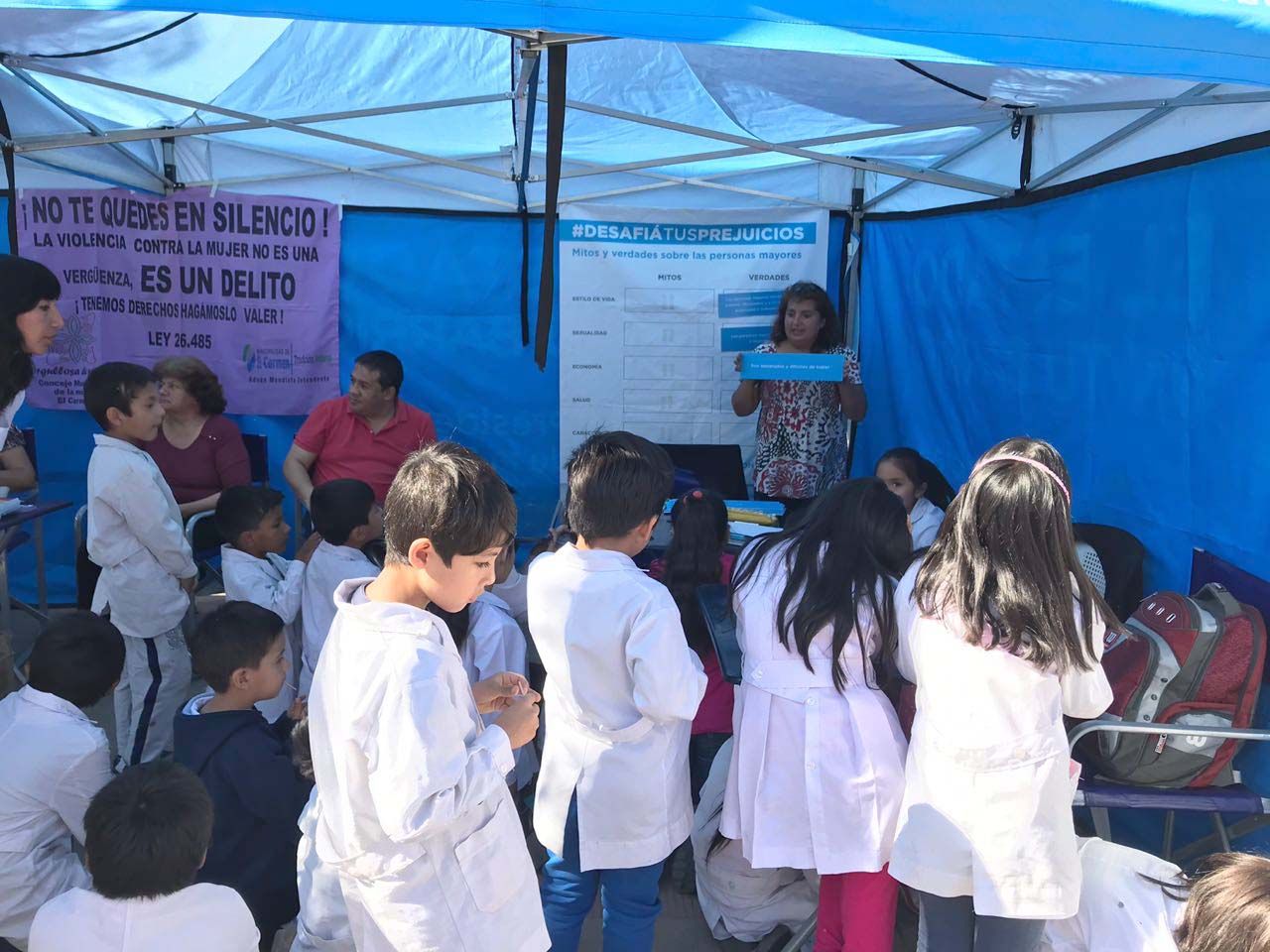 Alumnos de escuelas primarias, participando del taller “buen trato hacia los adultos mayores”