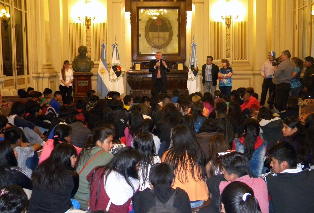 El gobernador Morales recibió a docentes y alumnos de la Escuela Rural Nº 1 en el Salón de la Bandera.