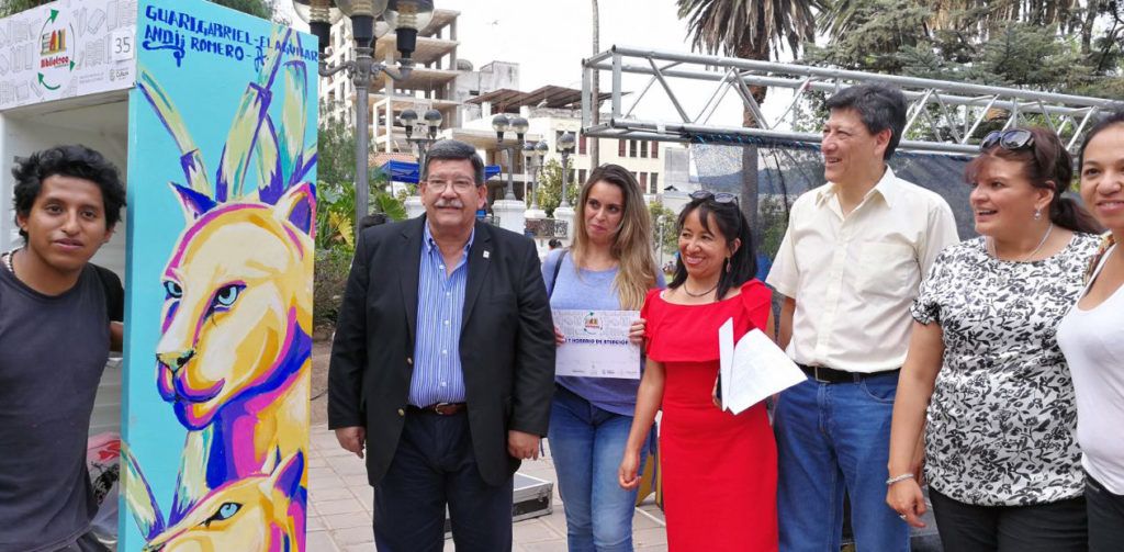 Funcionarios provinciales junto a uno de los artistas que participó de la jornada.