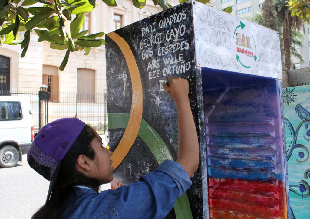 Intervención artística en cada una de las heladeras que se convirtieron en "Bibliotecas Sustentables".