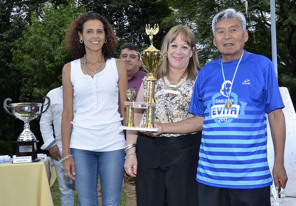 Ministra Galfré, y Secretaria Franco, entregan reconocimiento a uno de los adultos mayores que participó de la instancia nacional de los Juegos Evita. 