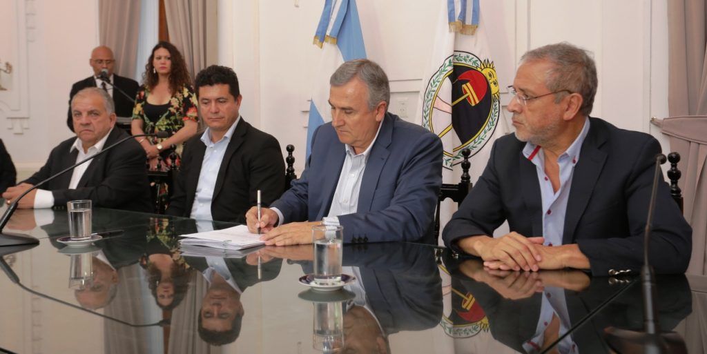 Firma del acuerdo entre el Gobierno de la Provincia y el grupo inversor Nikoil por el ingenio La Esperanza.