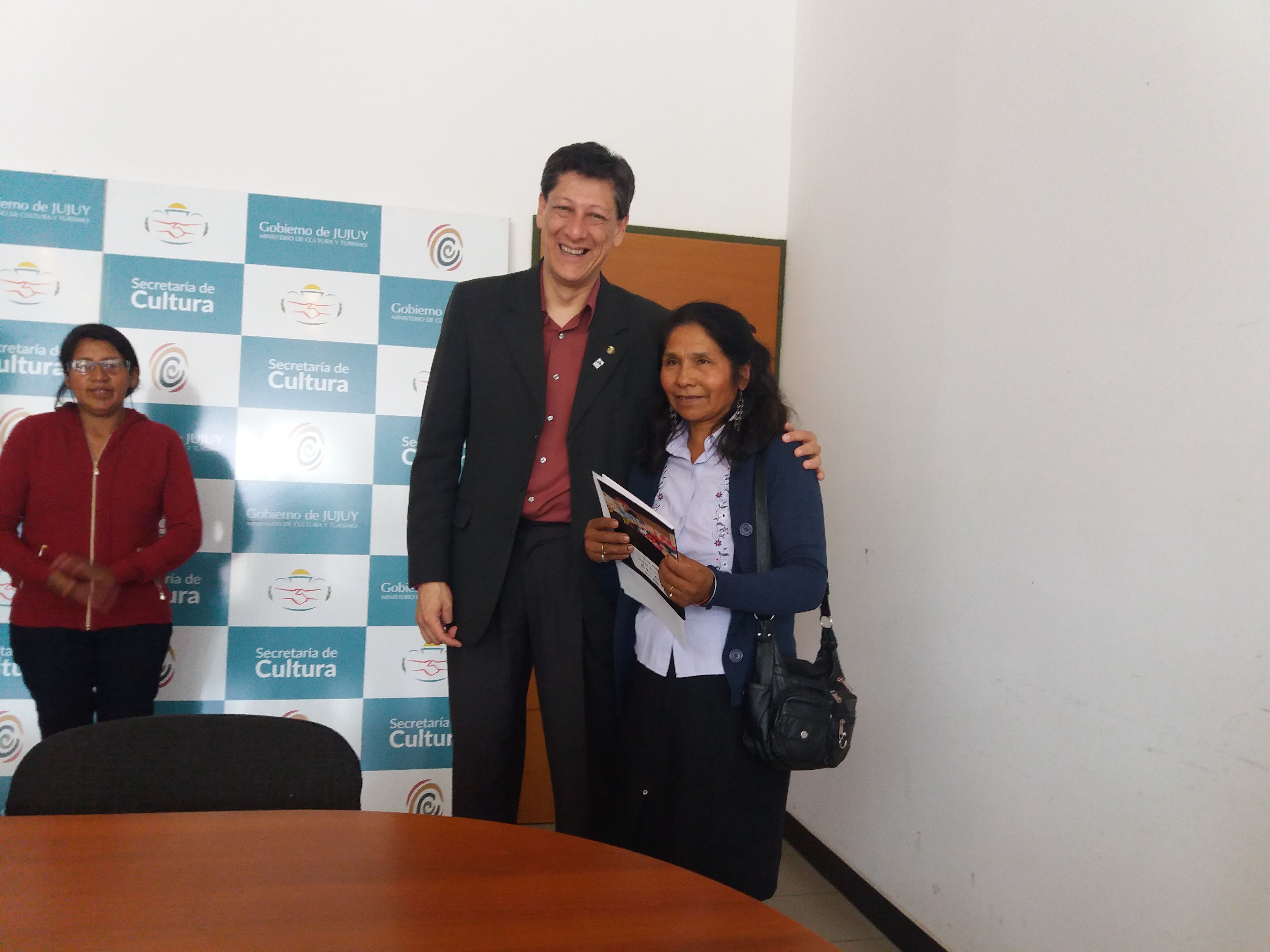 Aldana hizo entrega del premio a Ilabia Lucrecia Cruz (Humahuaca, Jujuy) 