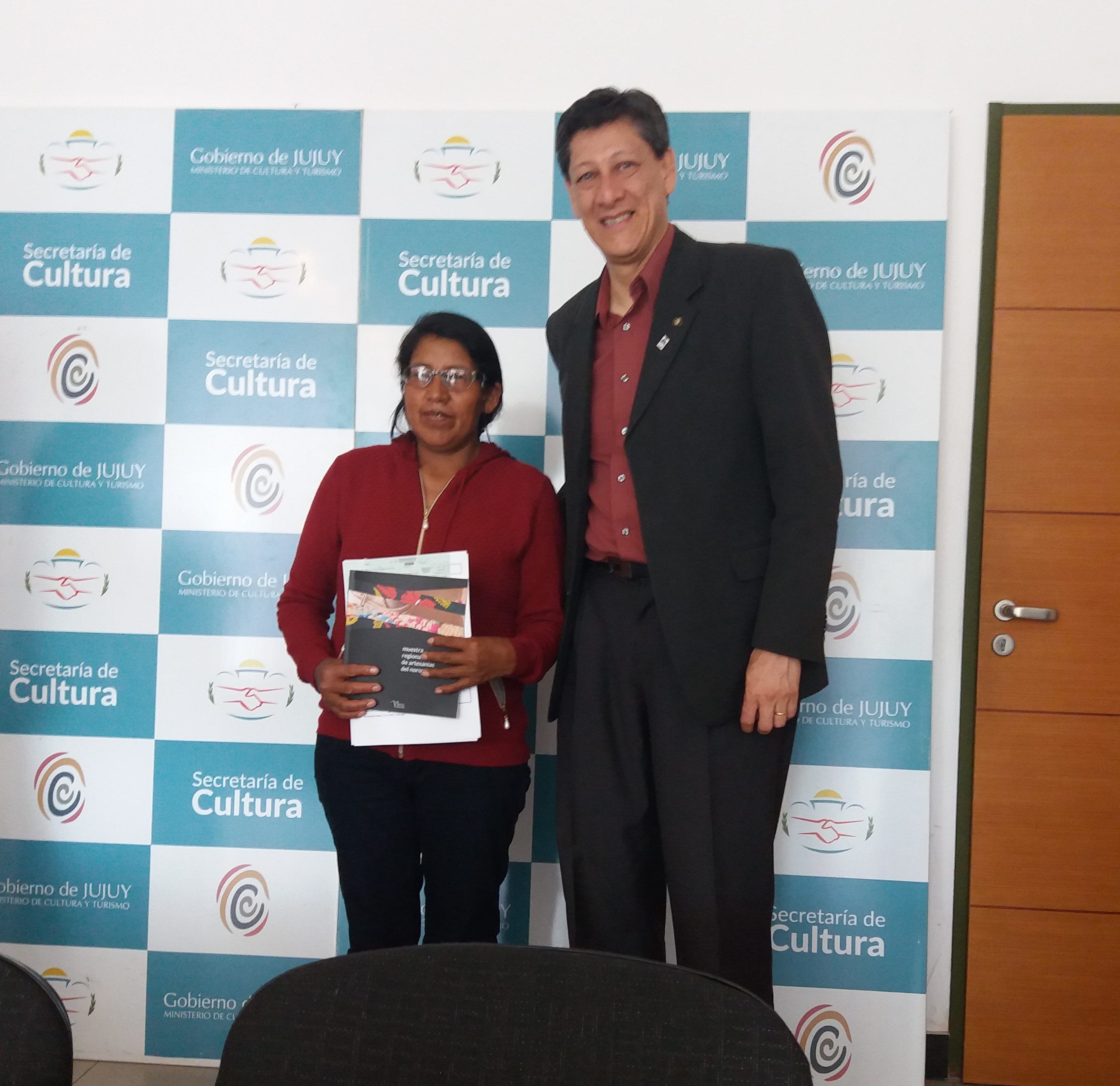 Carmen Valeriana Llampa recibió el premio y el catalogo del Concurso