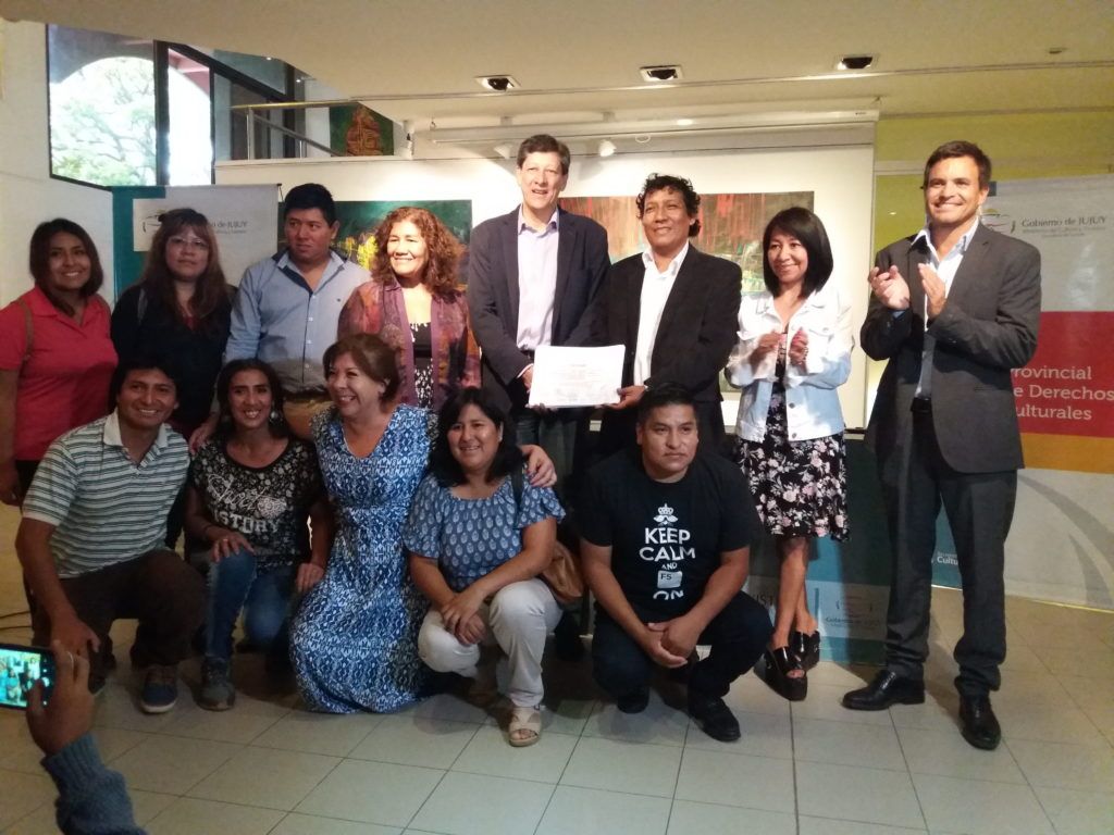 Ministro Posadas, Secretario Aldana, Directora Chambi junto a las autoridades Orellana y Mamaní y alumnos del IES N° 4 en la entrega de certificados